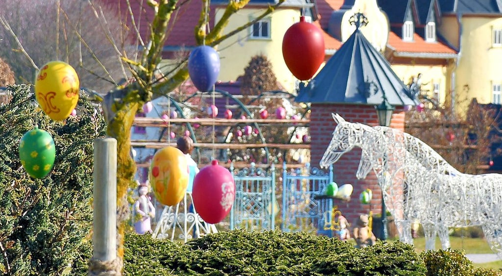 Der Märchenpark Salzwedel ist bunt dekoriert. Im Hintergrund ist das optisch prägende Schloss zu sehen.