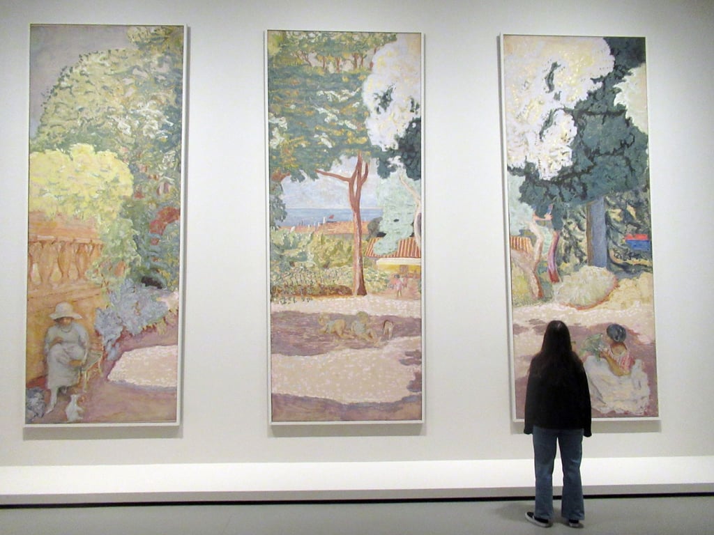Eine Besucherin steht in der Fondation Louis Vuitton vor dem Werk „Das Mittelmeer“ von Pierre Bonnard, das zur legendären „Morosow“-Sammlung gehört.