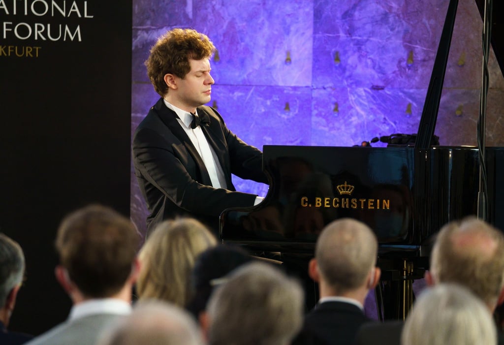 Der Pianist Alexei Gorlatch, der aus der Ukraine stammt, spielt in der Frankfurter Paulskirche.