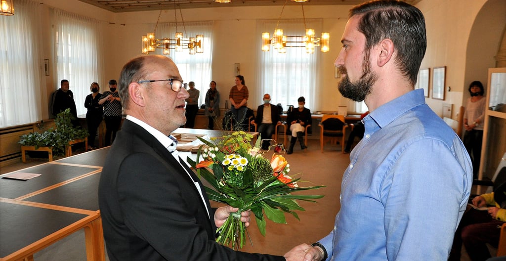 Nachdem das vorläufige Wahlergebnis feststeht, gratuliert Havelbergs Bürgermeister Bernd Poloski dem Wahlsieger Mathias Bölt (beide parteilos). Im Ratssaal hatten alle drei Kandidaten sowie interessierte Bürger die Auszählung der Stimmzettel des Wahlbezirkes I mit verfolgt und das Gesamtergebnis abgewartet.