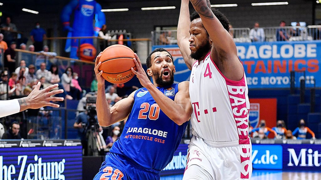 Jamel Morris (l.) kam für den MBC auf 19 Punkte.