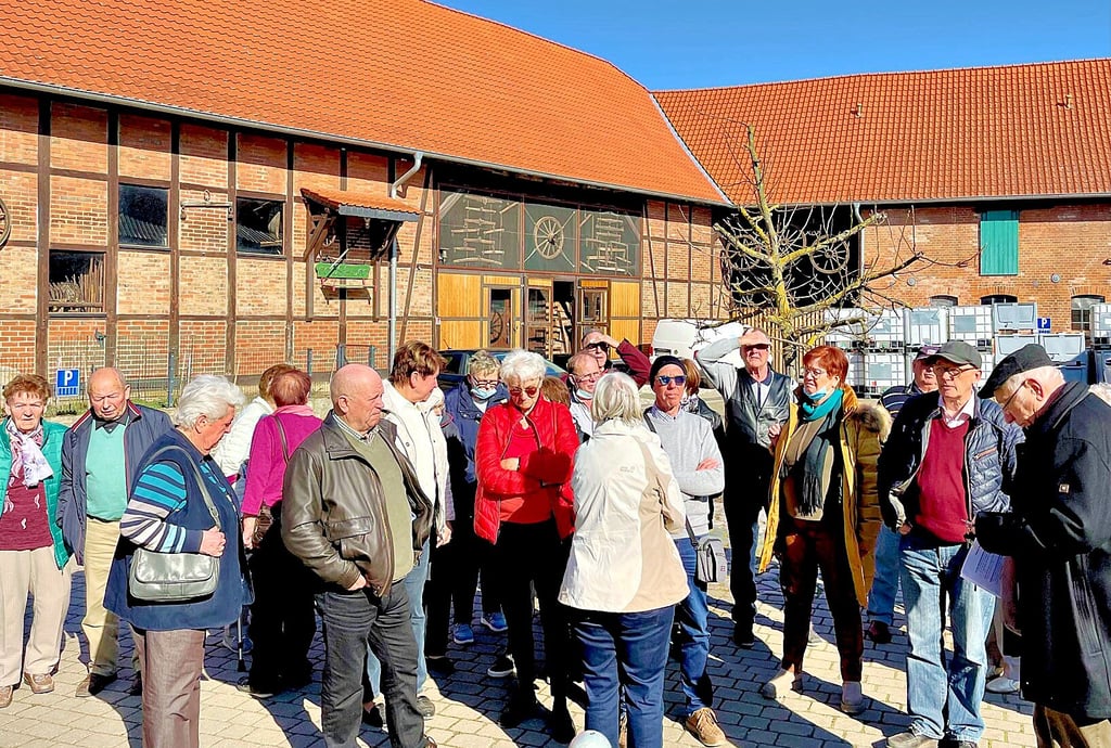 Bei strahlendem Sonnenschein konnten die Besucher aus Harsleben nicht nur eine Rundfahrt durch den Harz, sondern auch den historischen Vier-Seiten-Hof in Rohrheim genießen.