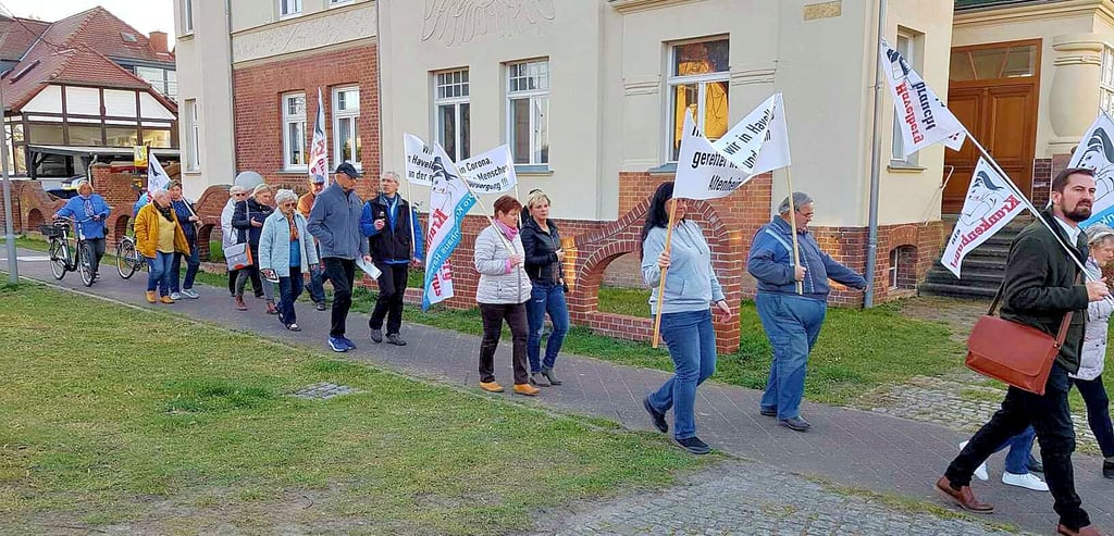 Am vergangenen Donnerstag zogen Mitglieder und Freunde des Vereins „Pro Krankenhaus Havelberg“ mit ihrem Protest wieder durch die Straßen. Mit dabei zwei Bürgermeisterkandidaten.