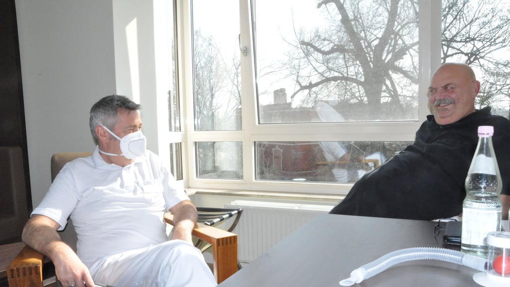 Jürgen Schollbach im Gespräch mit Chefarzt Dr. Michael Schölzel. Der Mediziner möchte auch nach der Operation regelmäßig über die Entwicklung auf dem Laufenden gehalten werden.