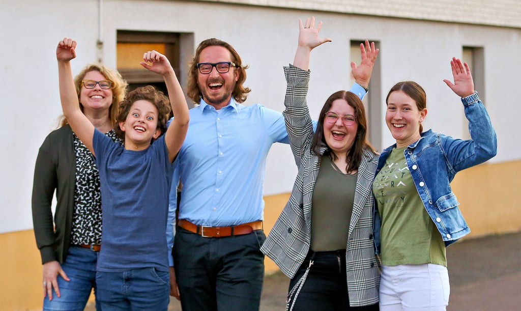 Hier wird ganz in Familie gejubelt: Sebastian Müller-Bahr (M.) mit seiner Nancy (l.), Sohn Joel (2.v.l.) und den Töchtern Noelle und Maxine (r.)