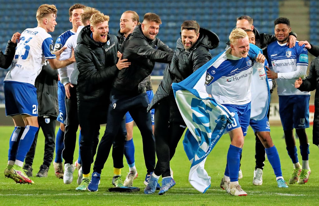 Ausgelassen feierten die Spieler des 1. FC Magdeburg den Einzug ins Landespokal-Finale am 21. Mai.