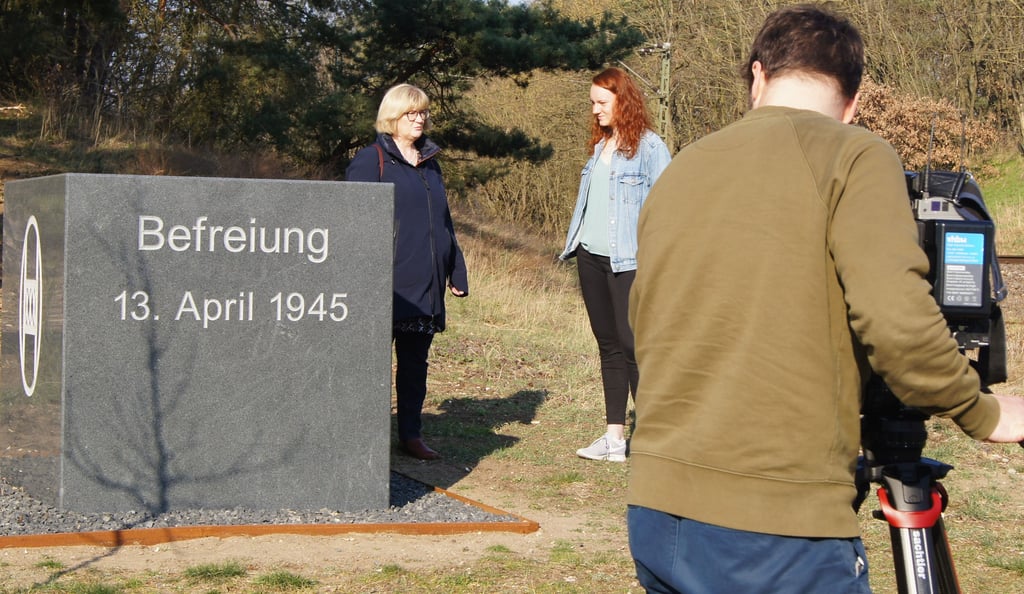 Museumsleiterin Anette Pilz (l.) und Johanna Mücke haben maßgeblich dazu beigetragen, die Geschichte um die Befreiung der 2500 Juden bei Farsleben ins öffentliche Bewusstein zu brennen. Im Museum gibt es eine Dauerausstellung, Johanna Mücke hat in der Arbeitsgemeinschaft „Gestrandeter Zug“ des Kurfürst-Gymnasiums mit Überlebenden korrespondiert. Davon erzählen sie nun Filmteams.