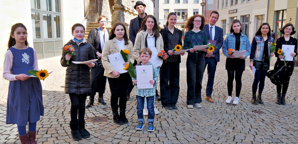 Die Preisträger des diesjährigen Wettbewerbs mit Oberbürgermeister Daniel Szarata, Gleimhaus-Direktorin Ute Pott und Festredner Bas Böttcher (hinten Mitte).