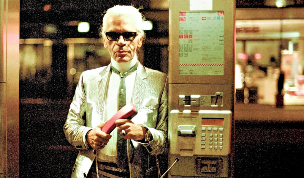 Karl Lagerfeld lehnt sich an eine Telefonzelle in Berlin. Das Foto wurde weltberühmt.