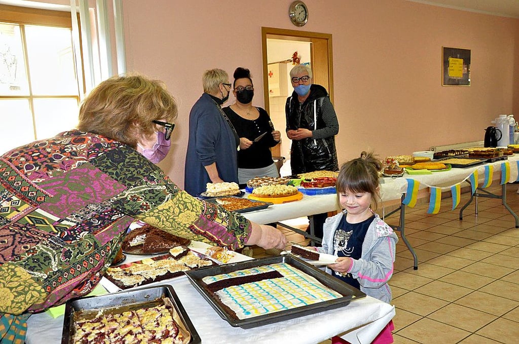 Auch die vierjährige Marlene bekam ein Stück Kuchen von Jacqueline Dettmers.
