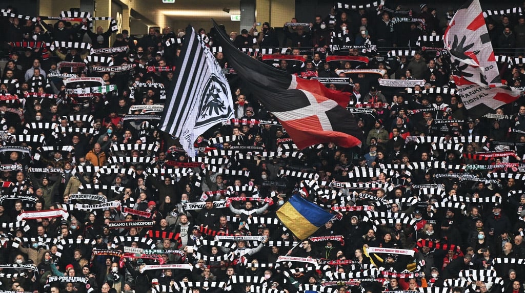 Eintracht Frankfurt kann sein Heimspiel gegen Fürth vor vollen Rängen mit bis zu 51.500 Zuschauern austragen.