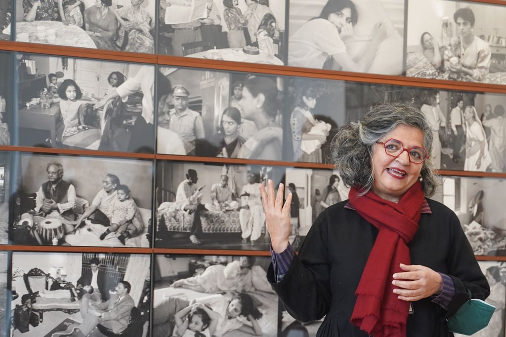 Die Künstlerin Dayanita Singh steht in ihrer Ausstellung "Dayanita Singh: Dancing with my Camera" im Gropius Bau.