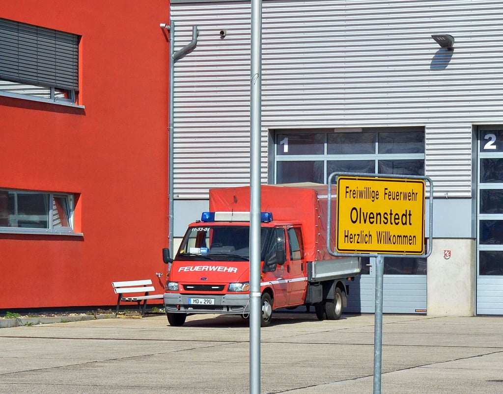 Das Feuerwehrhaus der Freiwilligen Feuerwehr in Magdeburg-Olvenstedt. Für die Jugendfeuerwehr stehen durch Spenden nun 2000 Euro zur Verfügung. Das Geld soll in den Sport investiert werden.