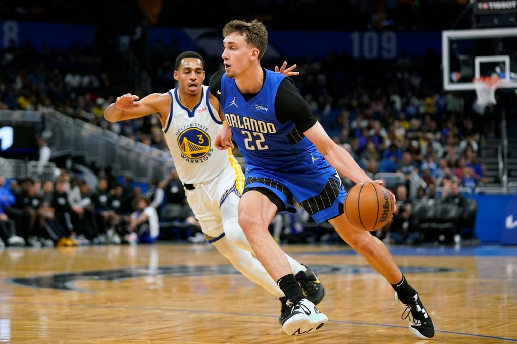 Orlandos Franz Wagner (r) in Aktion gegen Jordan Poole von Golden State.