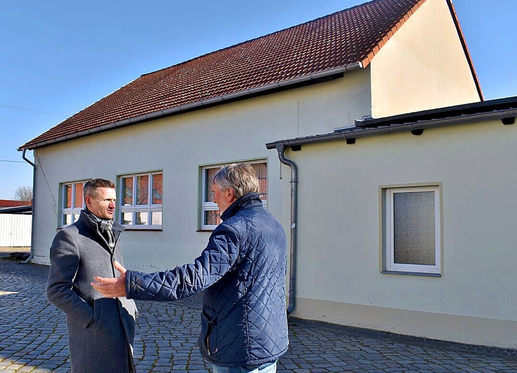 Unternehmer Klaus Böhle zeigte Bürgermeister Benjamin Kanngießer an der Südseite, dass das Gebäude die Sanierung nötig hat.
