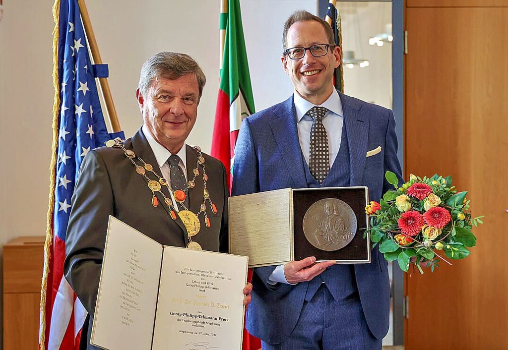 Magdeburgers Oberbürgermeister Lutz Trümper (l.) ehrte gestern den US-Amerikaner Steven D. Zohn mit dem Telemann-Preis der Landeshauptstadt.