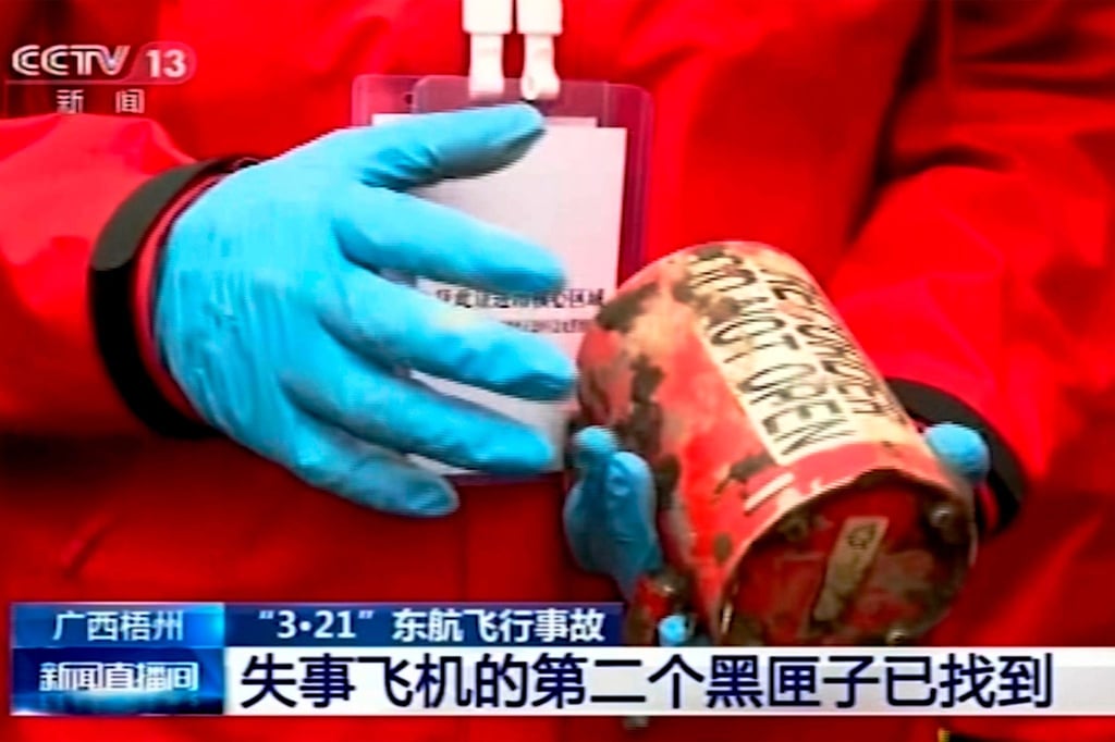Videoaufnahmen des chinesischen Fernsehsenders CCTV zeigen den gefundenen Flugschreiber.
