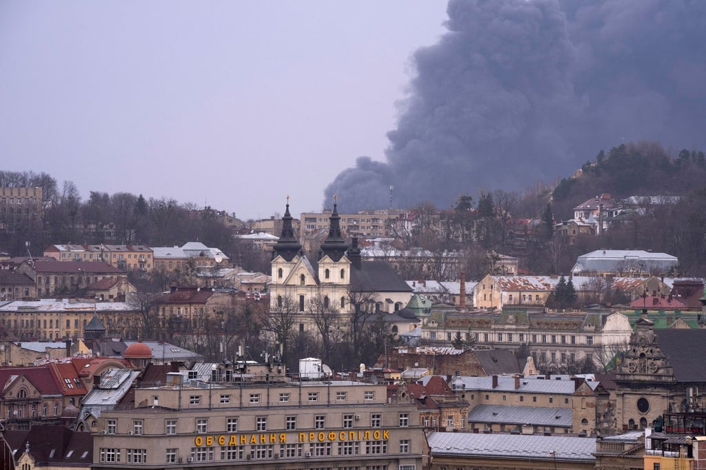 Rauch steigt in Lwiw im Westen der Ukraine auf.