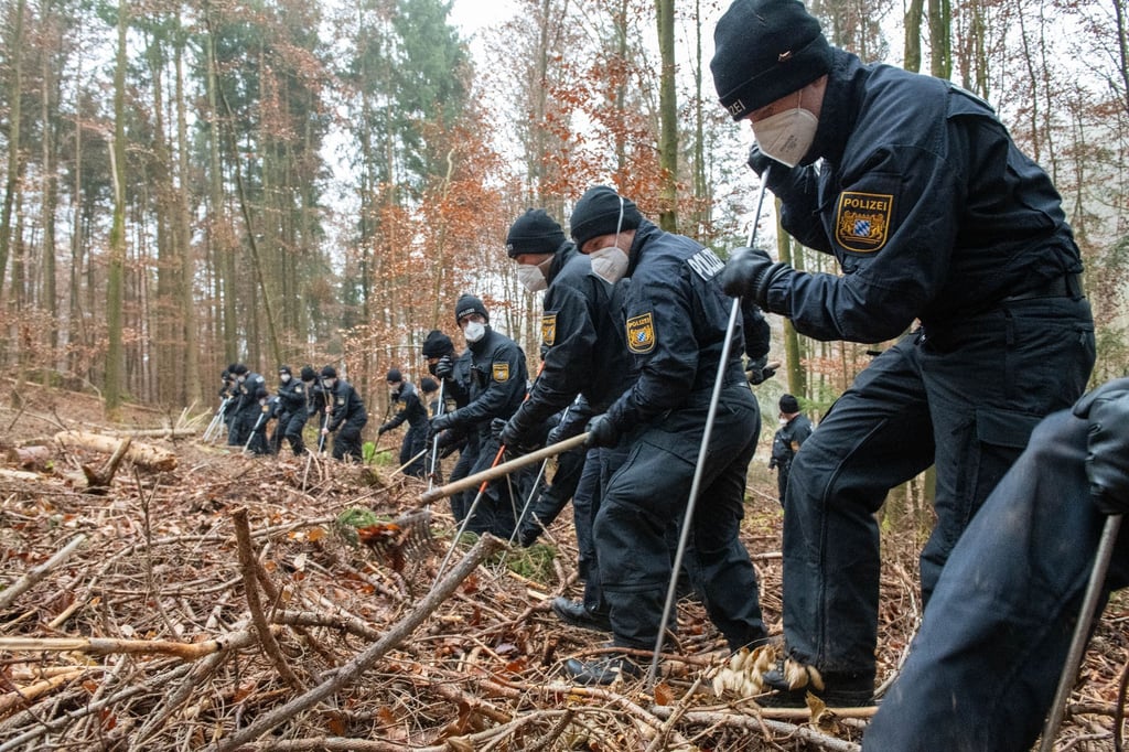 Polizisten durchsuchen ein Waldstück in Kipfenberg. Hier wurde im November 2021 ein menschlicher Knochen gefunden, der Sonja Engelbrecht zugeordnet werden konnte.