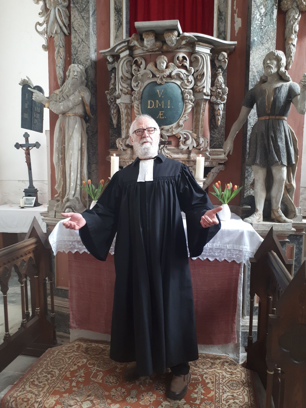 Pfarrer Christoph Krause in seiner alten Kirche in Gröbitz.
