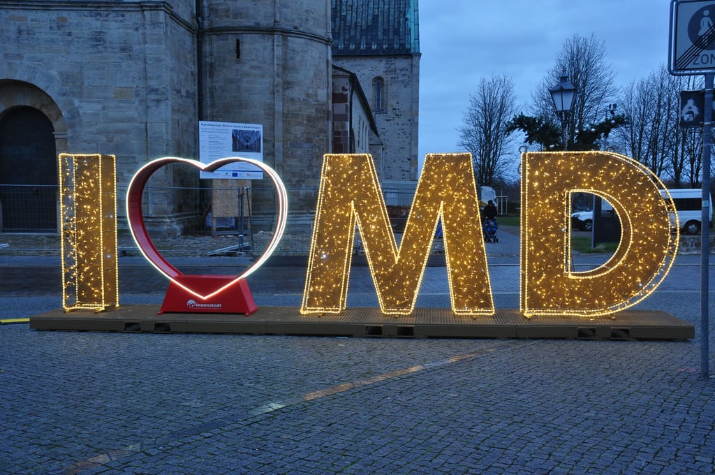 Die Lichterwelt - hier der Schriftzug "I love MD" am Kloster Unser Lieben Frauen - gehört zu den saisonalen Attraktionen in Magdeburg.