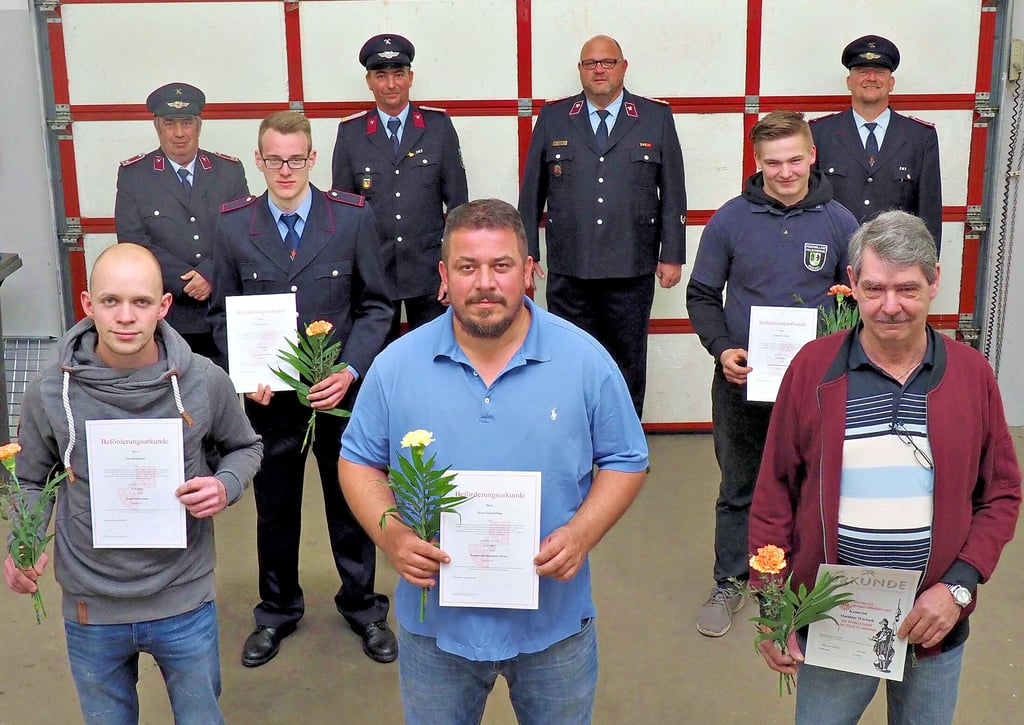 Befördert und geehrt in der Berßeler Feuerwehr. Vorn von links: Jan Konheiser, Timo Försterling und Matthias Wochnik. Mitte von links: Jannis Geppert und Sascha Vollroth. Hinten von links: Helge Brothuhn, Thomas Schunk, Olaf Chrost und Lars Vollroth.