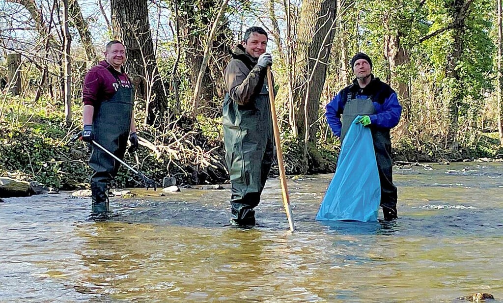 Ausgerüstet mit Wathose und Greifarm haben die Wernigeröder Angler Lars Kaufmann, Jörg Schmidt und Peter Schaper Müll in der Holtemme eingesammelt.