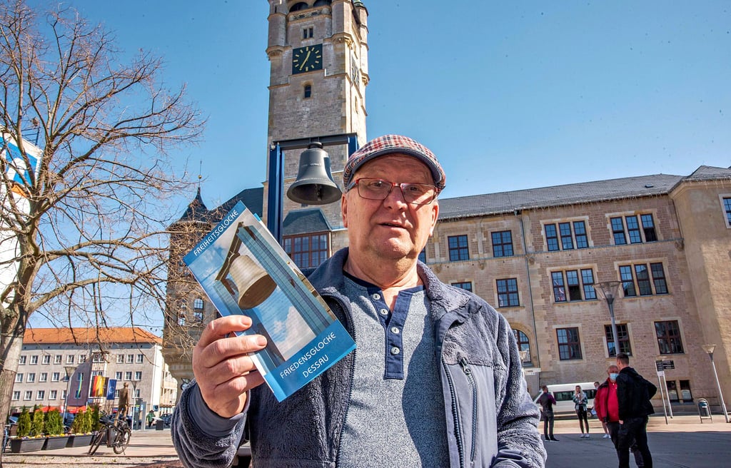 Lothar Ehm, Vorsitzender vom Kuratorium Friedensglocke Dessau, hat das tägliche Läuten der Glocke gegen den Krieg in der Ukraine veranlasst.