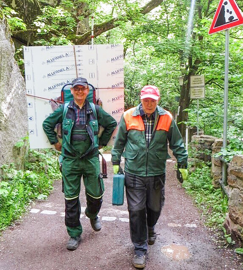 Rüdiger Zeus (li.) und Rudi Orzegowski bringen eine Lehrtafel an ihren Platz im Bodetal.