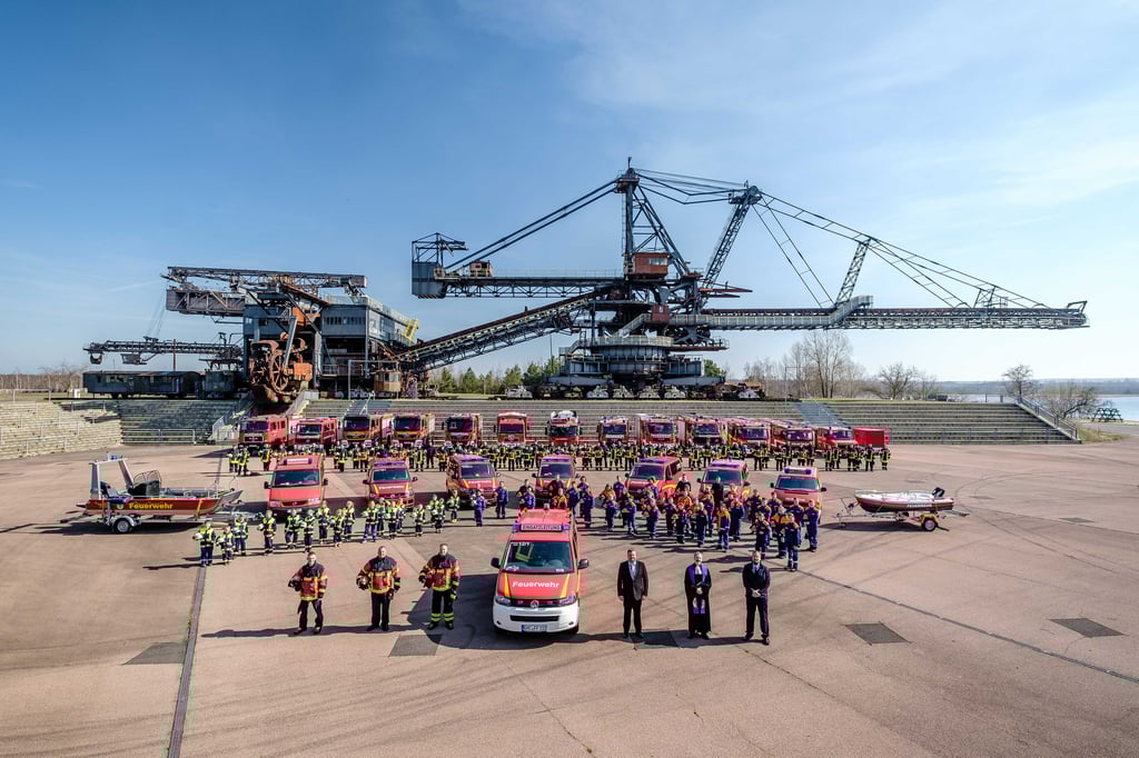 Feierliche Übergabe und Indienststellung der neuen Fahrzeuge und Boote der Feuerwehren der Stadt. Mit Pfarrer Kleinert, Bürgermeister und Stadtwehrleitung.