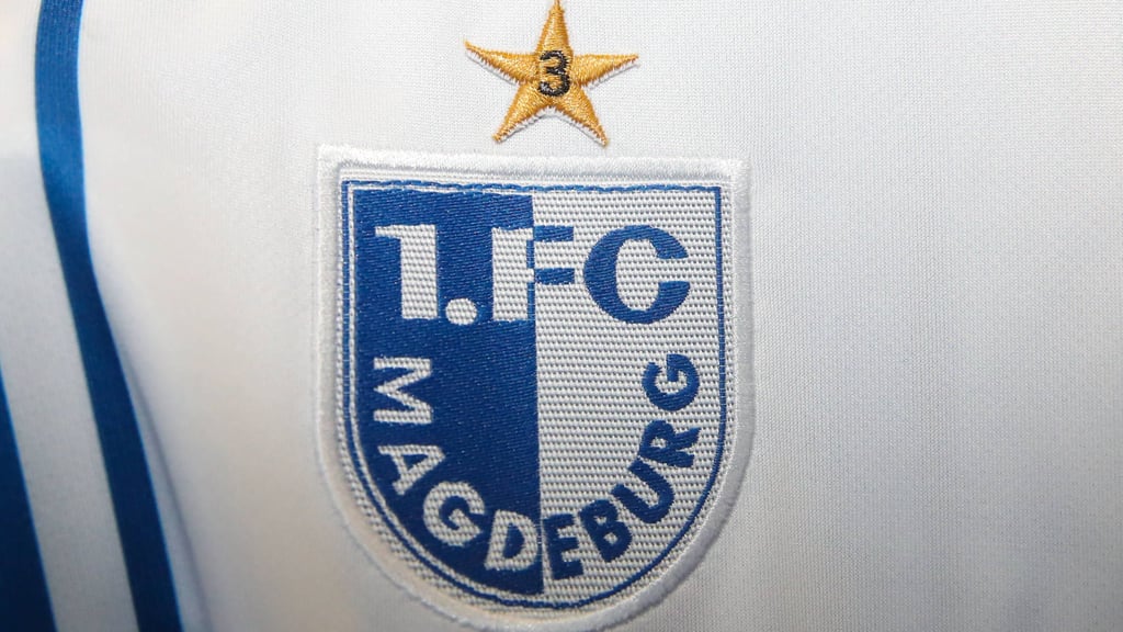 Ein 15-Jähriger Nachwuchsspieler des 1. FC Magdeburg wurde am Sonntag verbal angegangen. Das Symbolfoto zeigt das Wappen des 1. FC Magdeburg auf dem Trikot der Saison 2020/2021