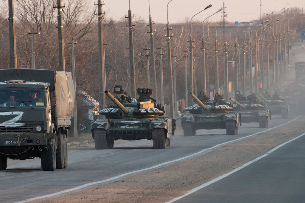 Seit dem russischen Einmarsch in die Ukraine ist auf Panzern der Russen häufig ein weißes „Z“ zu sehen.