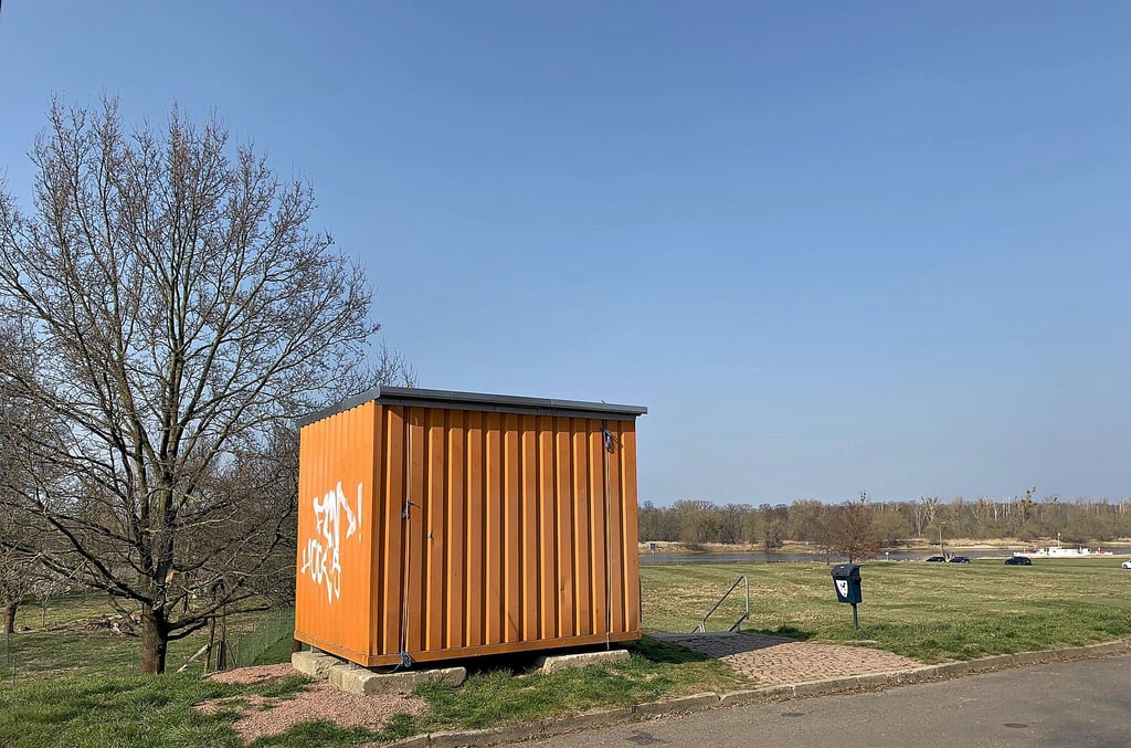 Der orangene Container wird von den Stadträten als Schandfleck angesehen.