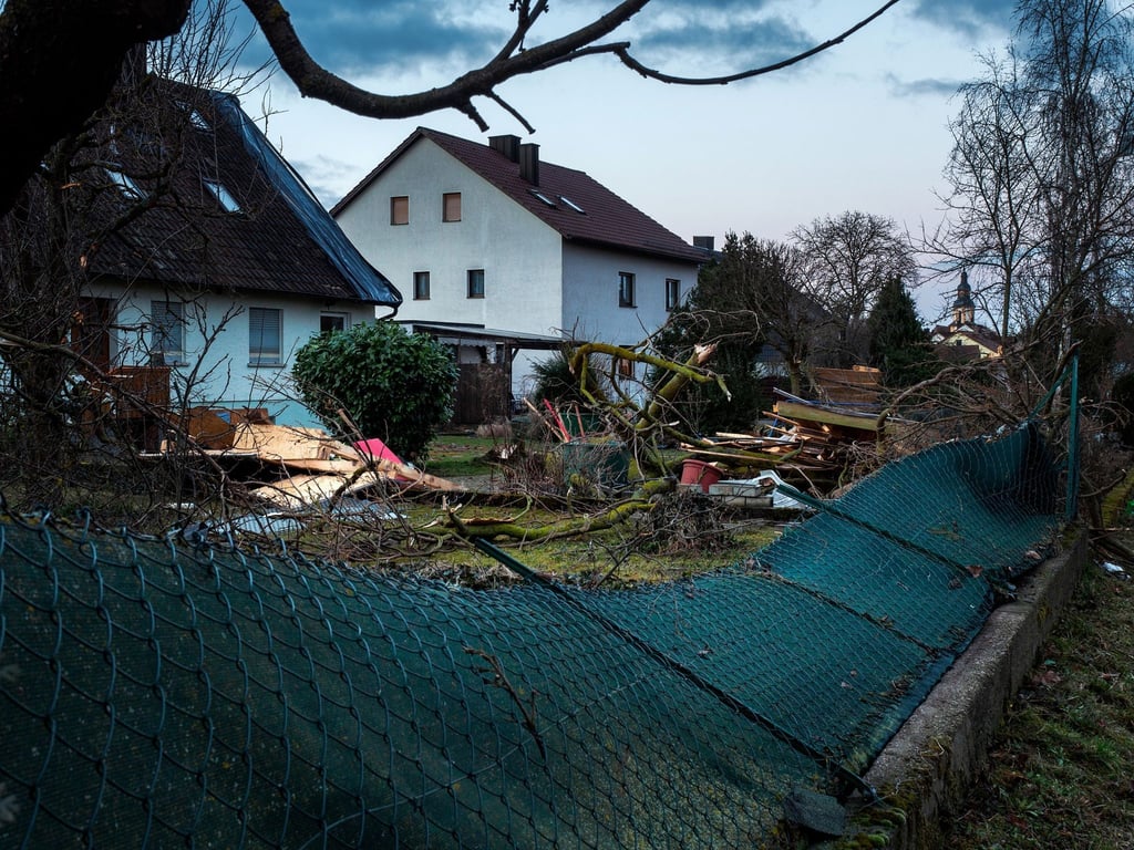Wer von einem Sturmschaden betroffen ist, sollte das Ausmaß mit entsprechenden Fotos oder Videos festhalten.