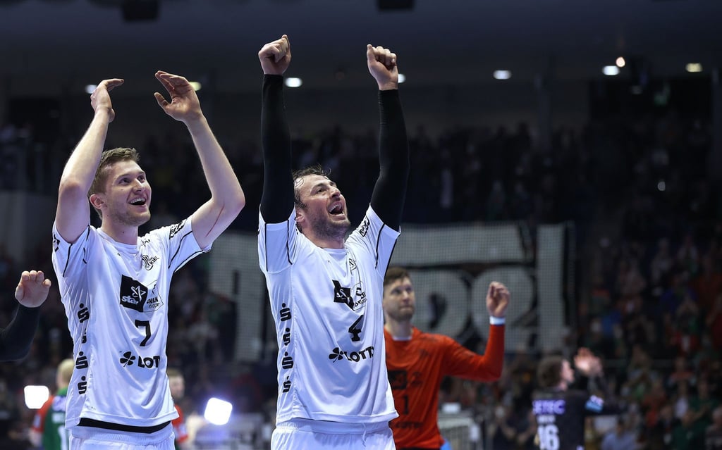 Die Kieler Domagoj Duvnjak (r) und Magnus Landin jubeln nach dem Abpfiff.
