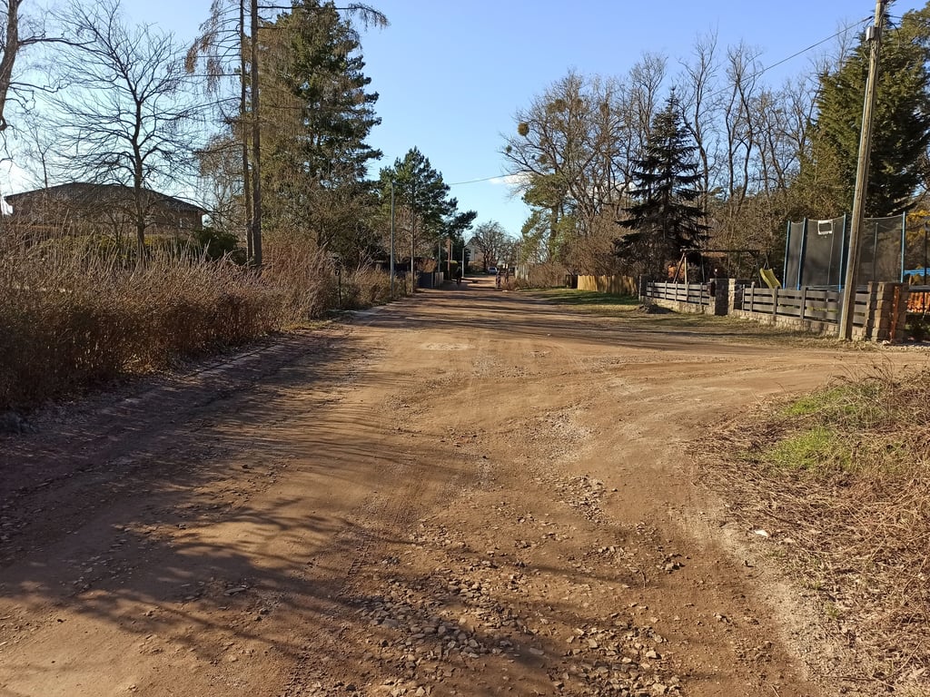 Soll 2022 endlich eine Straße werden: Der Tannenweg in Biederitz.