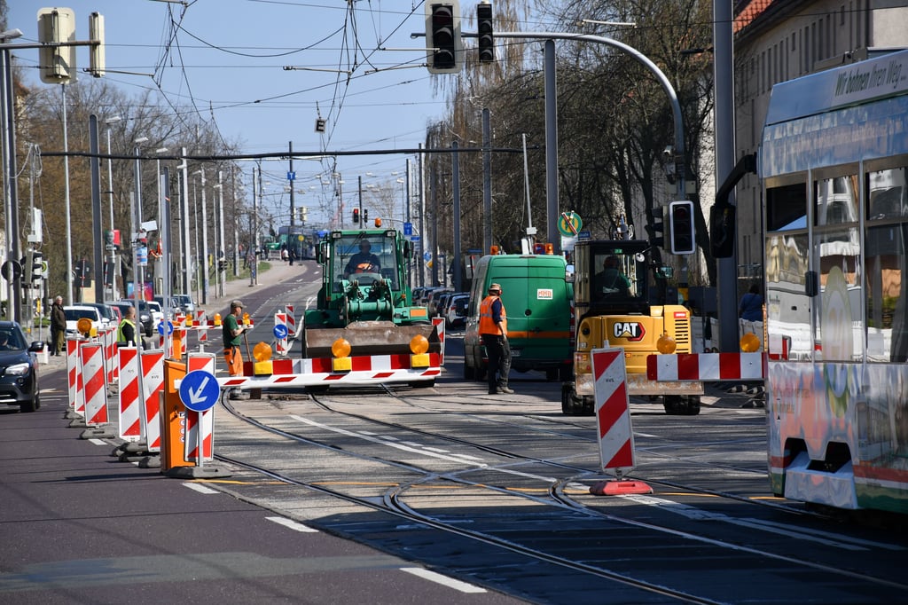 Bauarbeiten der MVB auf der Pettenkoferstraße in Magdeburg.