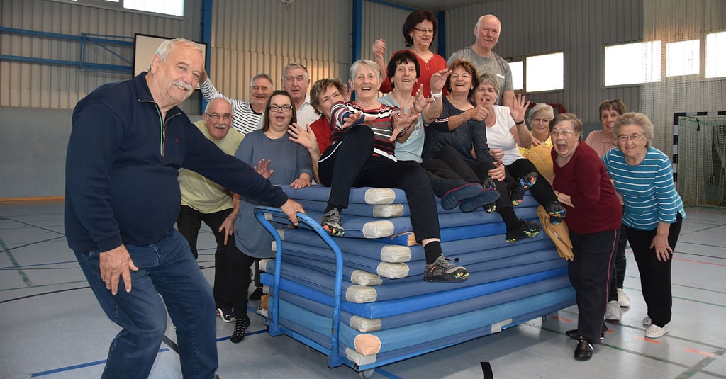 Christian Wischer (l.), Präsident des Gesundheits- und Behindertensportvereins Haldensleben, hat den Mattenwagen voll geladen. Spaß beim Sport und in der Gemeinschaft haben diese Frauen und Männer der Calvörder Gruppe. Manche von ihnen sind schon seit 17 Jahren dabei.
