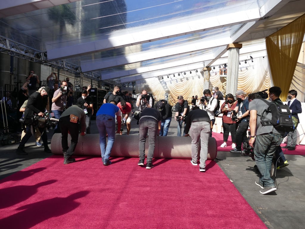 Mitarbeiter helfen beim „Roll Out“ entlang zum Eingang des Dolby-Theaters in Hollywood mit.