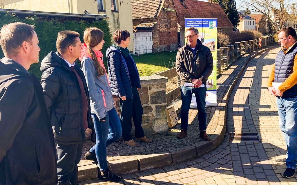 Vertreter von der Leader-Aktionsgruppe Naturpark Saale-Unstrut-Triasland und vom Amt für Landwirtschaft, Flurneuordnung und Forsten (Alff) übergaben den Fördermittelbescheid an Querfurts Bürgermeister Andreas Nette (r.) und Leimbachs Ortsbürgermeister Rüdiger Seyffarth (2.v.r.)