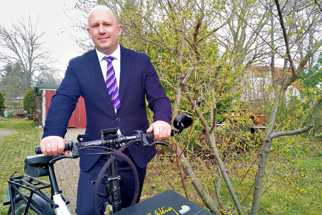 Unternehmensberater Jörg Büchting tritt für die Grünen bei der Oberbürgermeister-Wahl am 3. April an. In seiner Freizeit entspannt der Wernigeröder gern bei Touren mit seinem E-Bike durch den Harz.