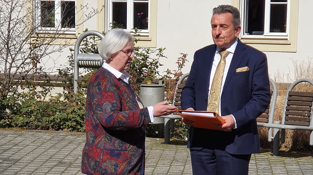 BI-Mitglied Brigitte Schulz überreichte Landtagspräsident Gunnar Schellenberger die Dokumentenmappe.