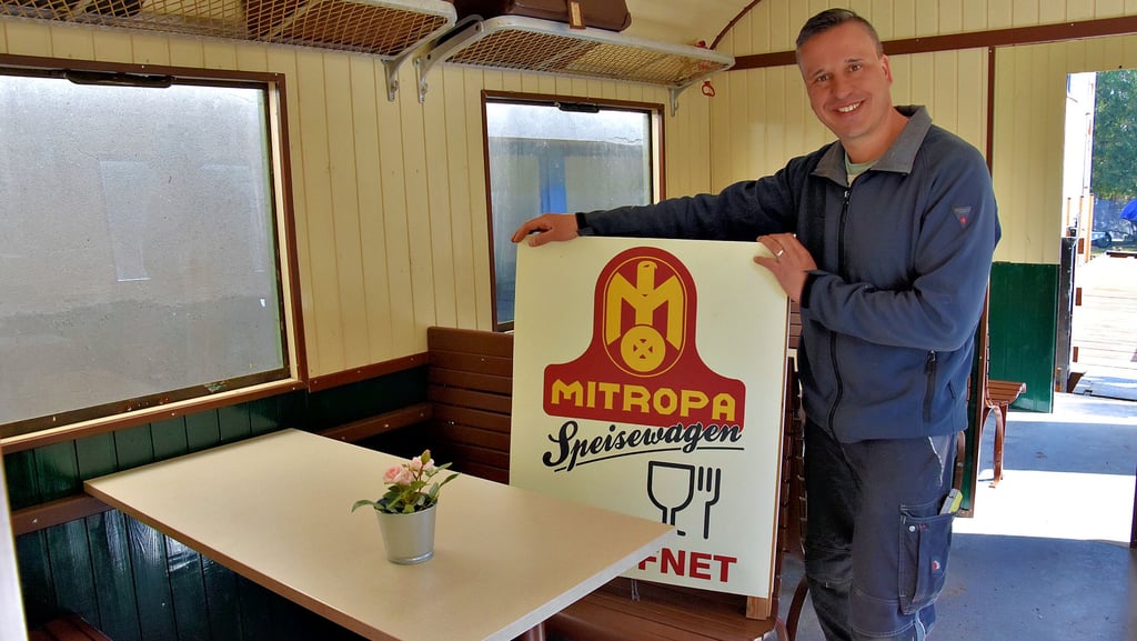 Mario Tänzer vom Ostdeutschen Fahrzeugmuseum in Benneckenstein zeigt kurz vor der Saisoneröffnung 2022 den restaurierten Mitropa-Wagen.