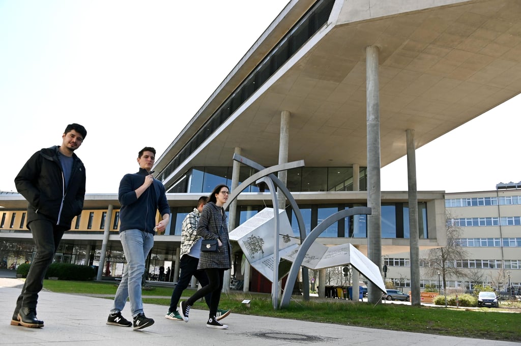 Studenten vor der Bibliothek der Magdeburger Universität: Mit der Intel-Ansiedlung könnte die Zahl der Studierenden nach Einschätzungen des Rektors künftig wieder über die Marke von 14.000 steigen.