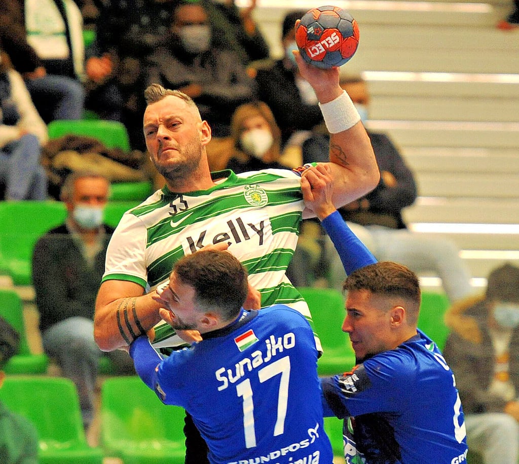 Jens Schöngarth setzt sich hier im Gruppenspiel der European League gegen Tatabanya durch.