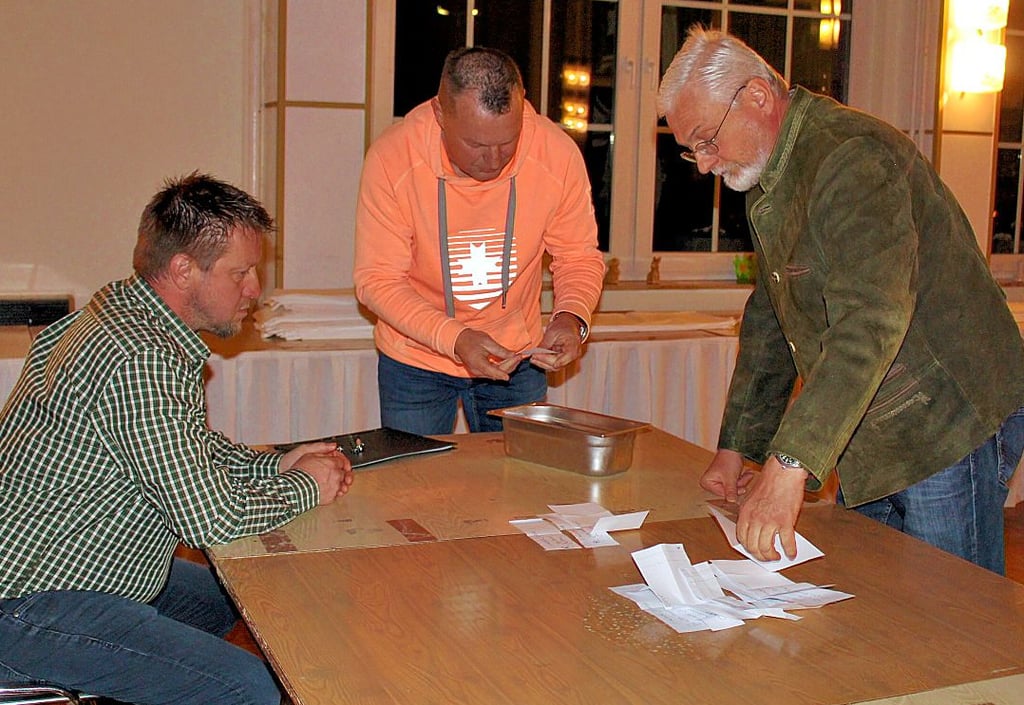 Da der Vorsitzende der Jägerschaft geheim gewählt wurde, mussten die Stimmen ausgezählt werden.
