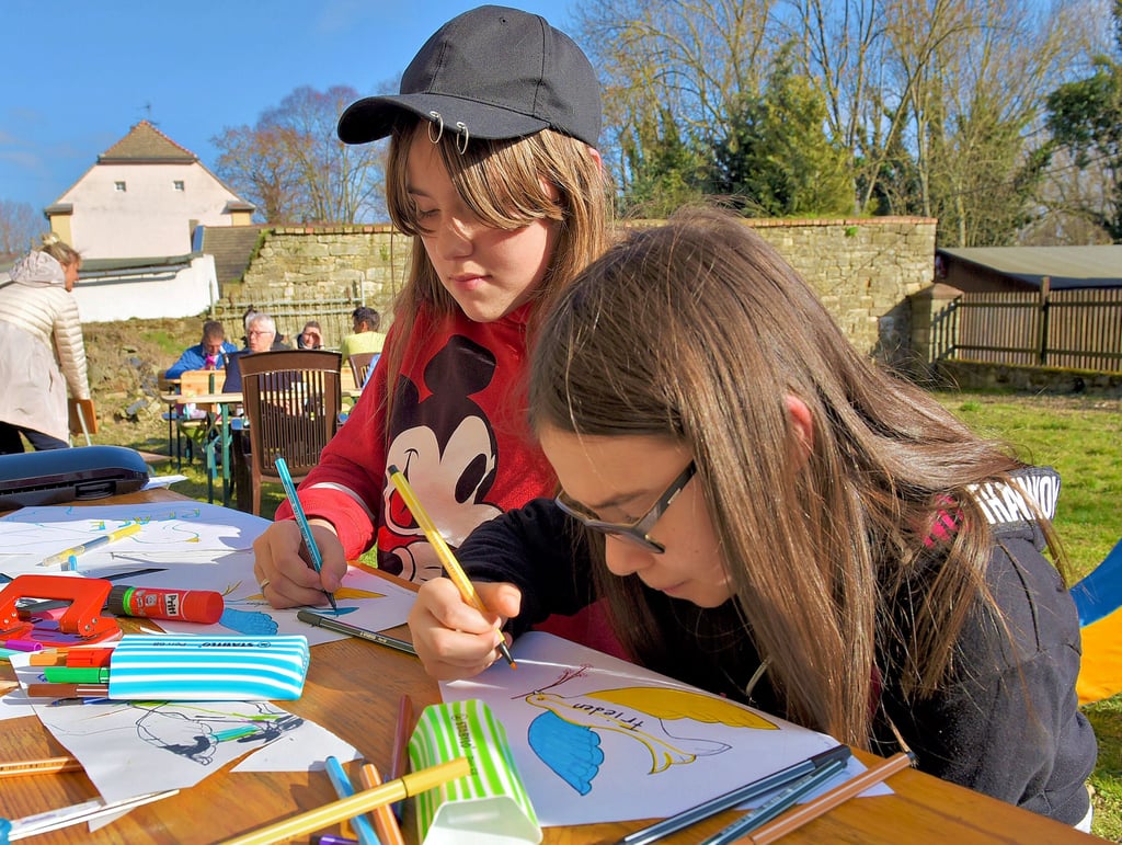 Beim Familiennachmittag in der Polleber Kirche konnten die Kinder basteln, malen und spielen, so wie hier Luisa (rechts) und Kimberly.