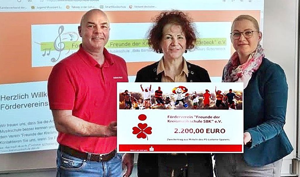 Andreas Barck, Christiane Behrens und Sandra Preuß bei der Scheckübergabe.