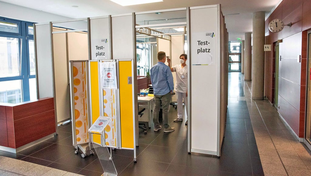 Teststation im Eingangsbereich des Klinikums: Corona-Infektionen dezimieren derzeit das Krankenhauspersonal.