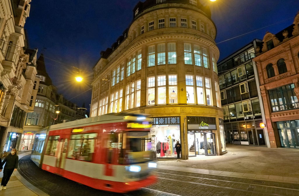 Eine Straßenbahn fährt durch die Große Ulrichstraße. Die meisten der 170.000 Fahrgäste, die täglich die Havag nutzen, sitzen in der Tram.